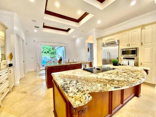 Lakeview Vacation Villa, 5 bedrooms, Swimming Pool in Hollywood, USA