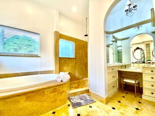 Lakeview Vacation Villa, 5 bedrooms, Swimming Pool in Hollywood, USA