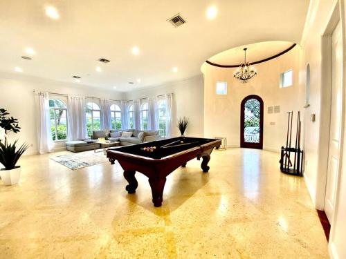 Lakeview Vacation Villa, 5 bedrooms, Swimming Pool in Hollywood, USA