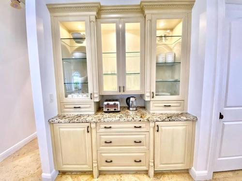 Lakeview Vacation Villa, 5 bedrooms, Swimming Pool in Hollywood, USA