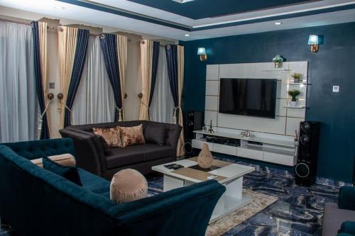 B&B Lagos - Spacious & Homely 3BR Serviced Flat in Ogudu, Lagos - with less than 20min drive to/fro the International Airport - Bed and Breakfast Lagos