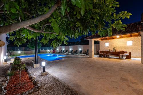 MY DALMATIA - Holiday home Lana with private heated pool and sauna