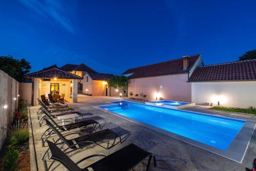 MY DALMATIA - Holiday home Lana with private heated pool and sauna