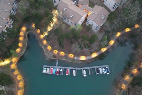 Lake front Keowee Condo with Balcony & Resort Amenities! 20 min to Clemson condo Lake front Keowee Condo with Balcony & Resort Amenities! 20 min to Clemson condo