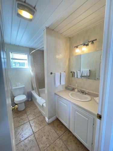 Bathroom, Fair Isle Motel in Charlottetown City Center