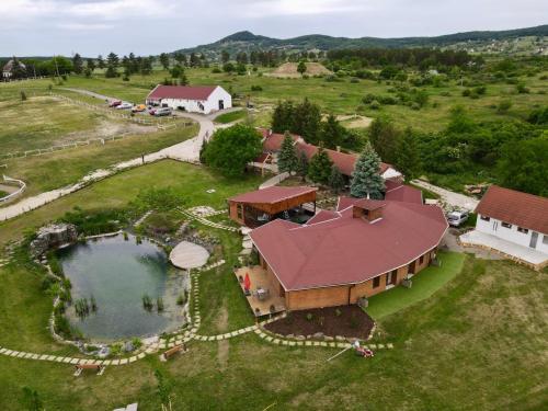 Tenger-szem Panzió és Lovasudvar (Tenger-szem Panzio es Lovasudvar) in เซเกสเฟแฮร์วาร์