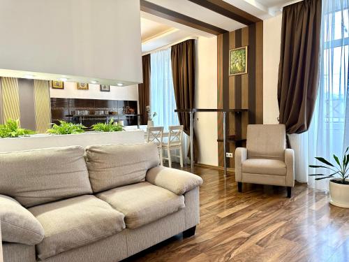 Lux apartments in the city center with a coffee machine, view of a theater, near Zlata Plaza, Rivne