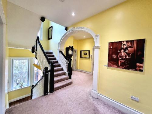 Spacious 4 Bedroom Maisonette in Central Matlock with River Views & Wi-Fi, Matlock