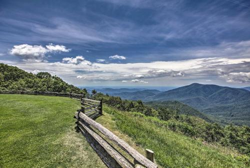 Wintergreen Resort Retreat - Walk to Slopes! in Lyndhurst, USA