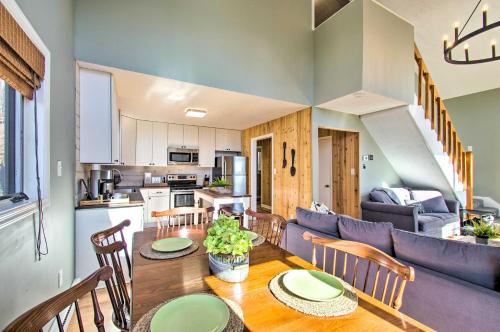 Wintergreen Resort Retreat - Walk to Slopes! in Lyndhurst, USA
