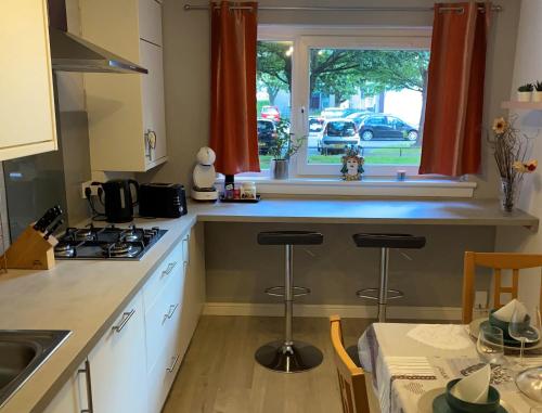 Apartment Sleeps 5 with Free Parking - main image