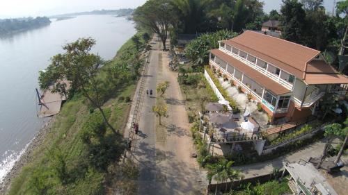 . Day Waterfront Hotel