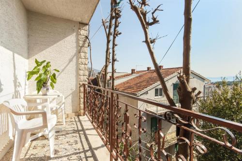 Triple Room with Balcony image 7