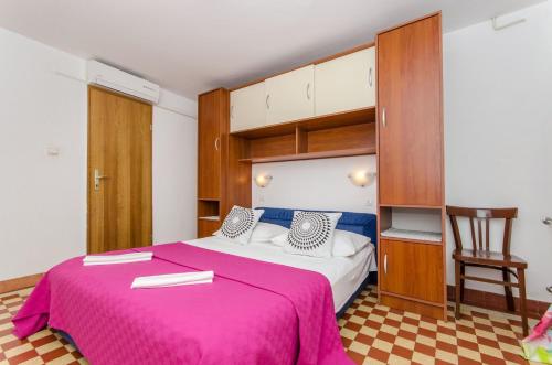 One-Bedroom Apartment image 9