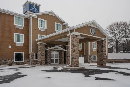 Cobblestone Hotel & Suites - Hutchinson