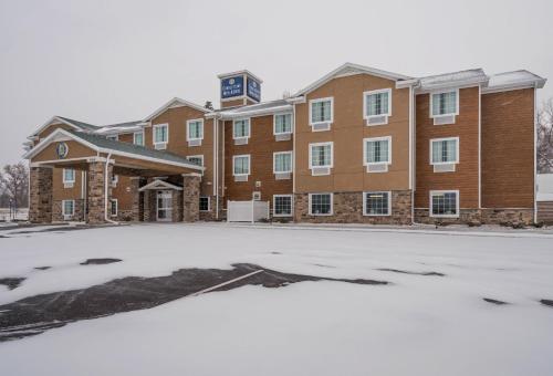 Cobblestone Hotel & Suites - Hutchinson