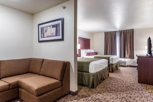 Cobblestone Hotel & Suites - Hutchinson