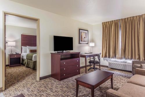 Cobblestone Hotel & Suites - Hutchinson