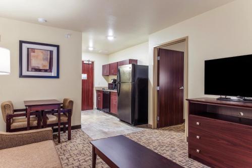 Cobblestone Hotel & Suites - Hutchinson