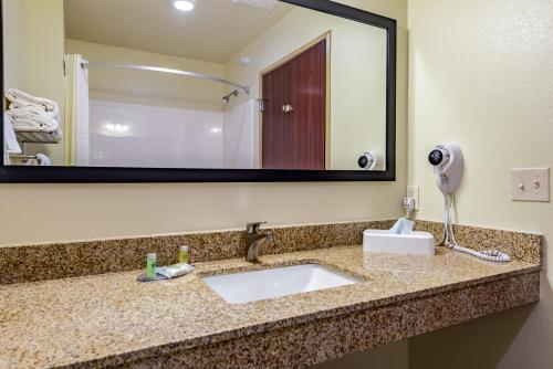 Cobblestone Hotel & Suites - Hutchinson - image 7