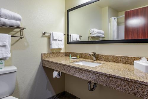 Cobblestone Hotel & Suites - Hutchinson