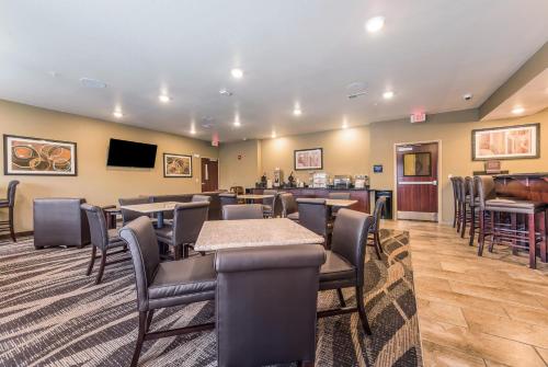 Cobblestone Hotel & Suites - Hutchinson - image 12