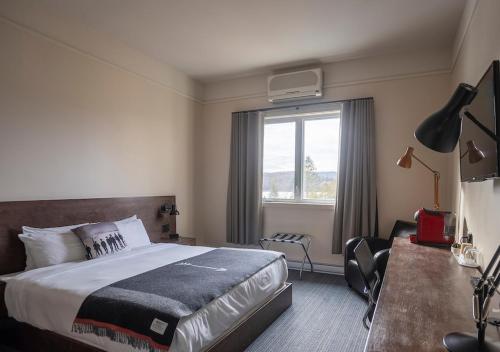 Deluxe Queen Room image 3