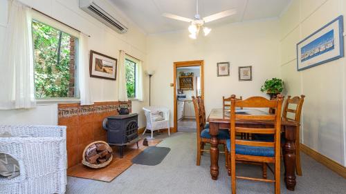 Beach Haven Cottage - WiFi & Pet Friendly Outside Only