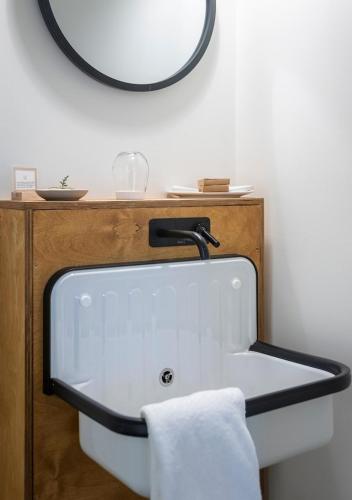 Standard Queen Room image 4