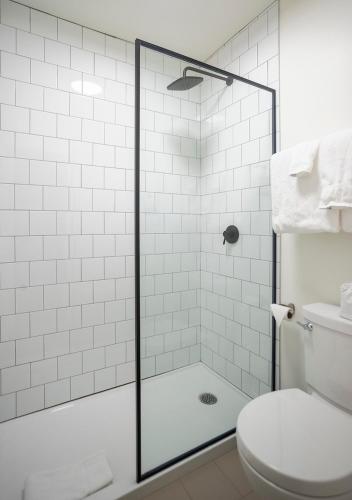 Standard Queen Room image 2