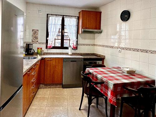 virtuve, CASA NARCISA - Perfecta para familias y grupos - Valle del Silencio in Villanueva de Valdueza