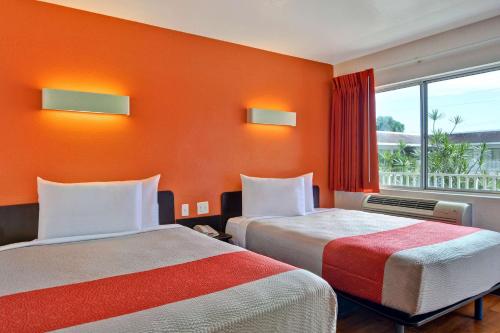 2 double beds