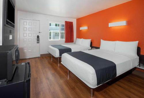 2 double beds