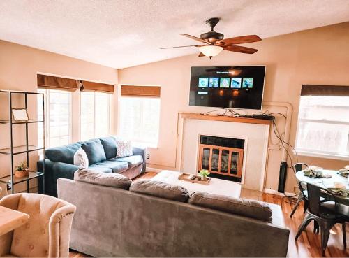 Pet Friendly 2 King Beds AF Academy Sleeps 12 in Colorado Springs, USA