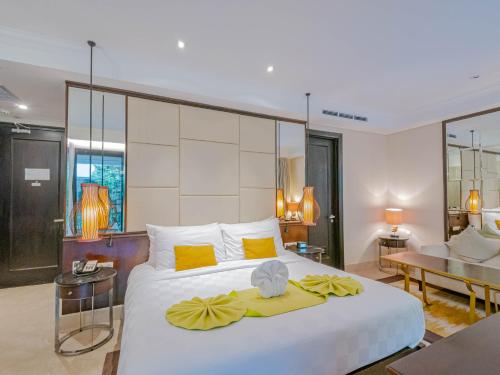 Premier Room with Pool View image 8