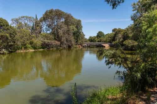 Busselton River Cottage with WiFi