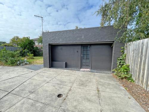 Beachside Compact Backyard Cabin near Mentone