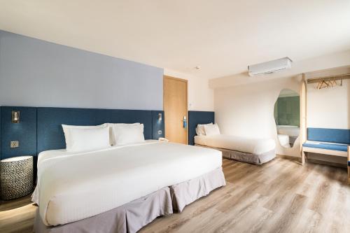 Jovia Hotel Room Type - Family Room With City View