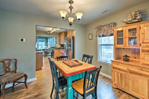 Cozy Vacation Home Near Delavan Lake!