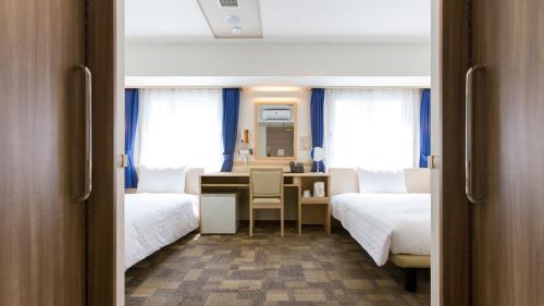 1 double bed, 1 twin bed