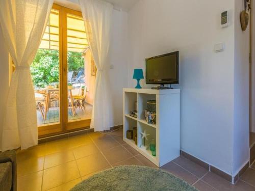 One-Bedroom Apartment image 7