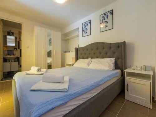 One-Bedroom Apartment image 2