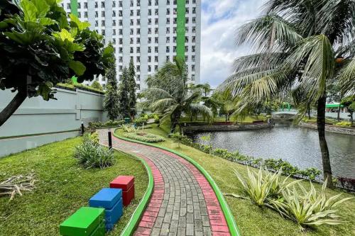 สวน, RedLiving Apartemen Green Lake View Ciputat - Pelangi Rooms 1 Tower E in จิปูตัต