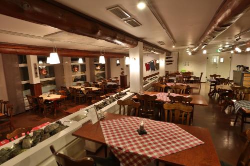 Restaurant, Yllas Lake Hotel in Yllasjarvi