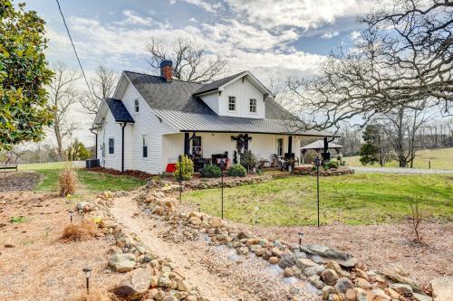 Charming Southern Sage Farmhouse in Denton! in Denton, USA