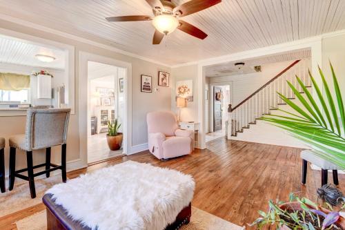 Charming Southern Sage Farmhouse in Denton! in Denton, USA