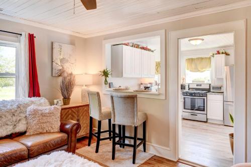 Charming Southern Sage Farmhouse in Denton! in Denton, USA