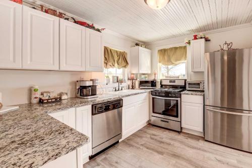 Charming Southern Sage Farmhouse in Denton! in Denton, USA