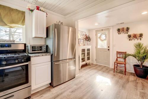 Charming Southern Sage Farmhouse in Denton! in Denton, USA