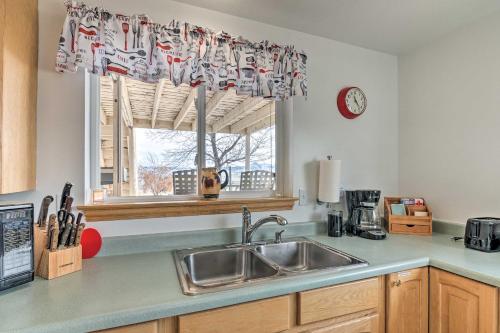 Pet-Friendly Aurora House with Mountain Views!